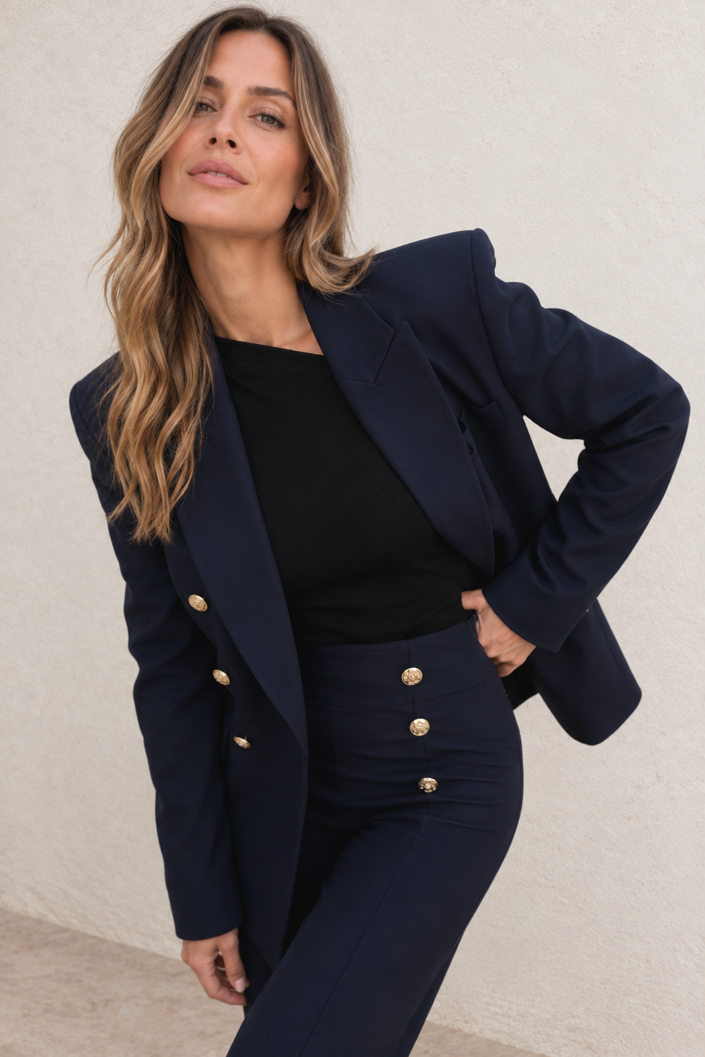Blazer Angelica cruzada con botones dorados