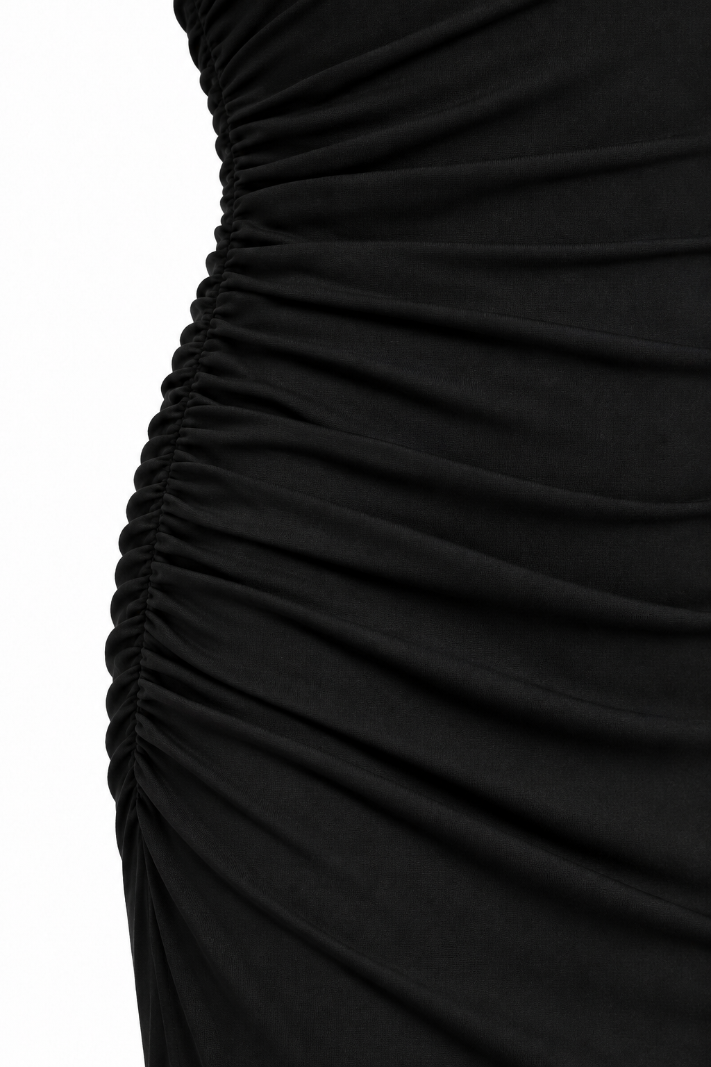 Detalle del fruncido lateral y de los pliegues del tejido negro del vestido Elena