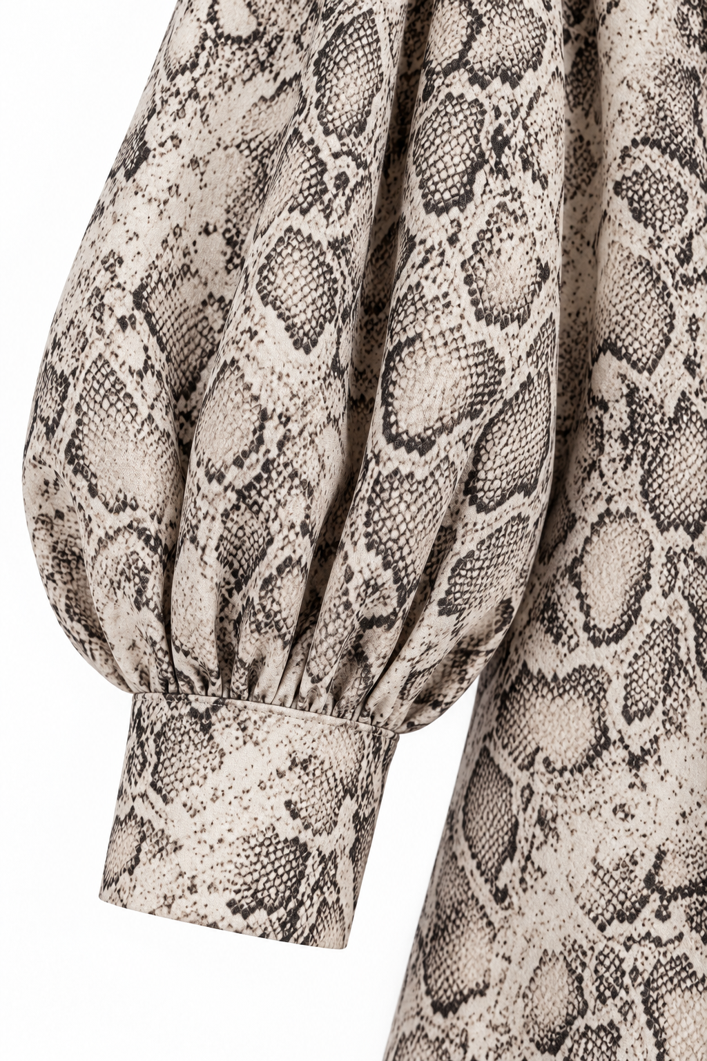 Vestido Gemma — detalle de manga abullonada, puño y estampado de serpiente