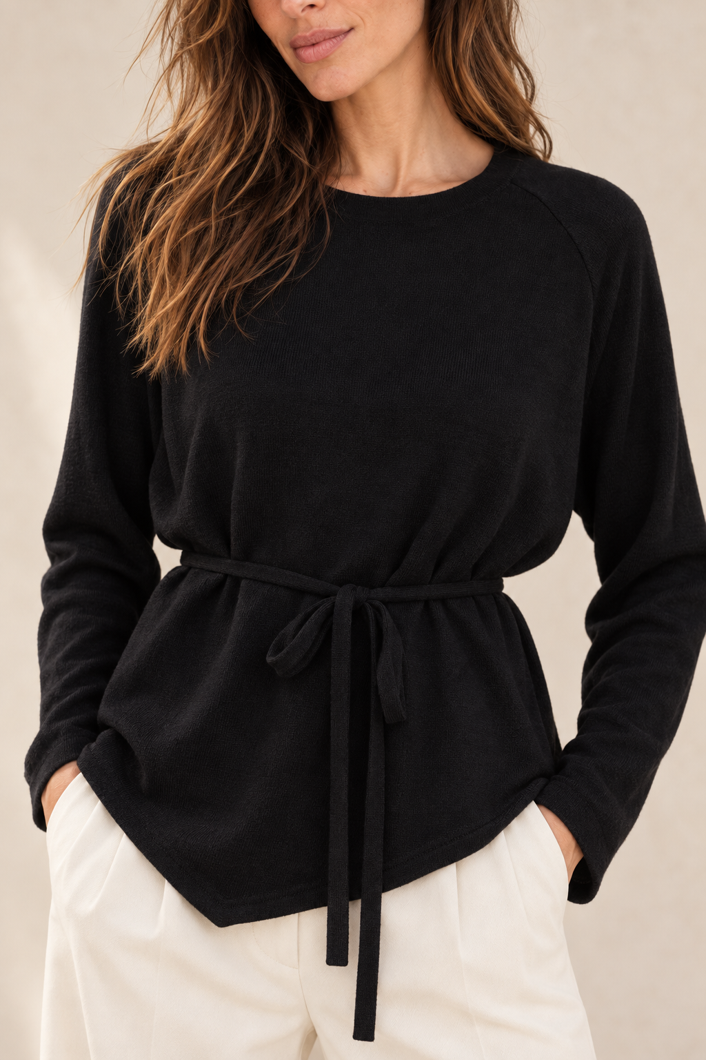 Jersey fluido con cinturón — detalle de punto
