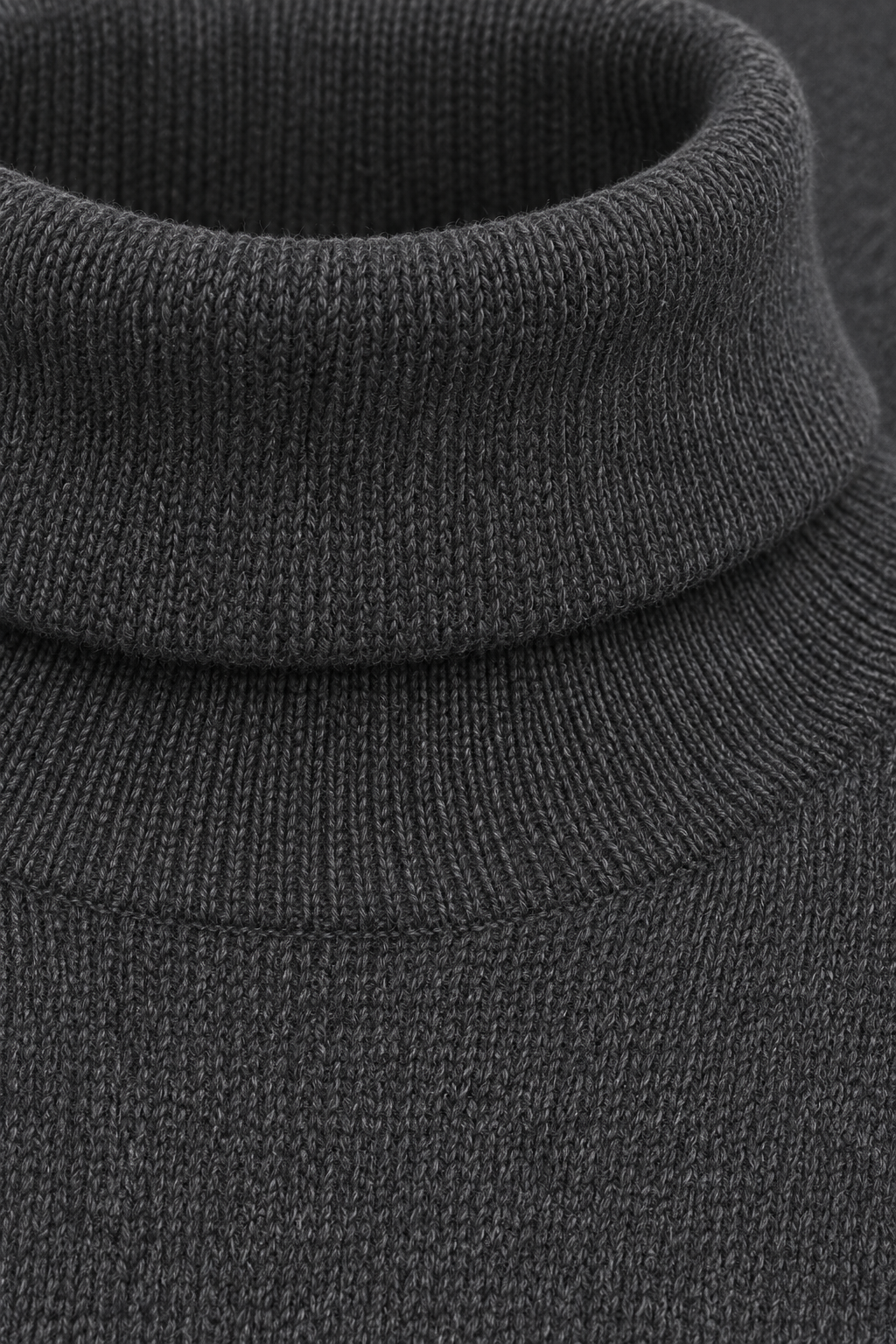JERSEY BÁSICO PUNTO CUELLO SUBIDO — detalle de punto