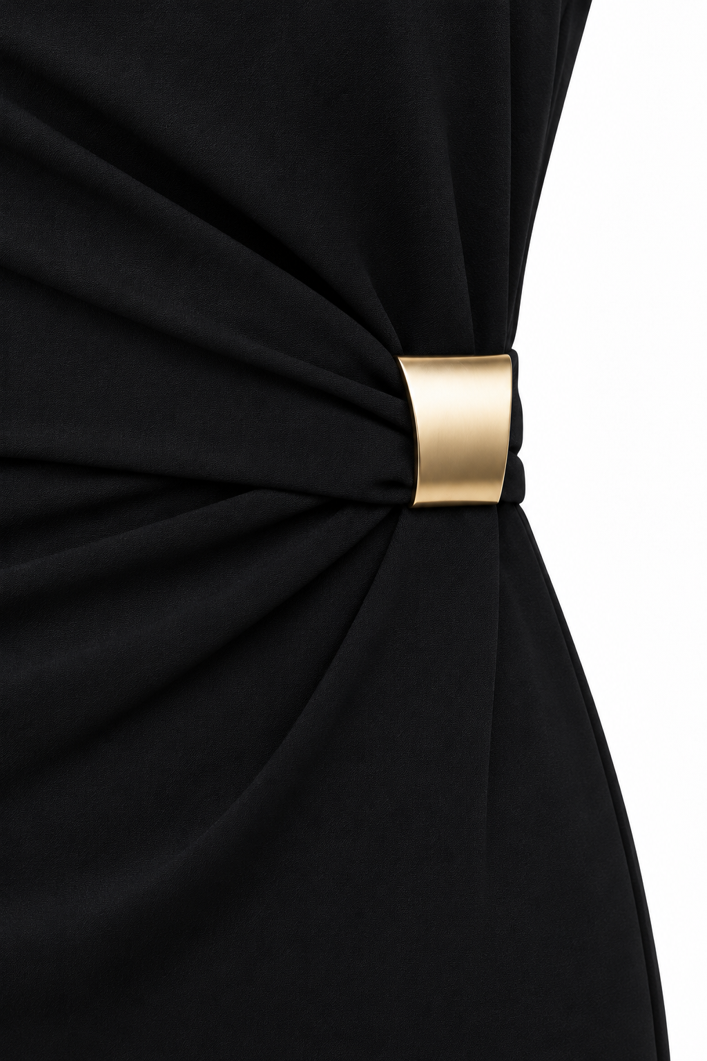 Detalle del aplique dorado rectangular y los pliegues de la cintura del vestido Aurelia