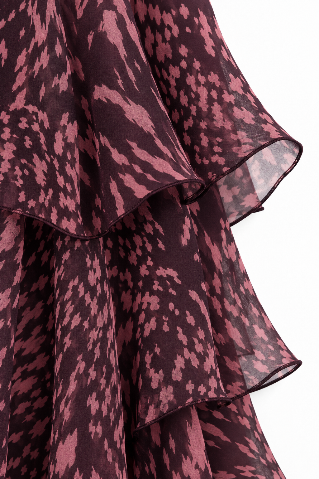 Detalle de los volantes superpuestos, los bordes y la gasa estampada del vestido Fiorella