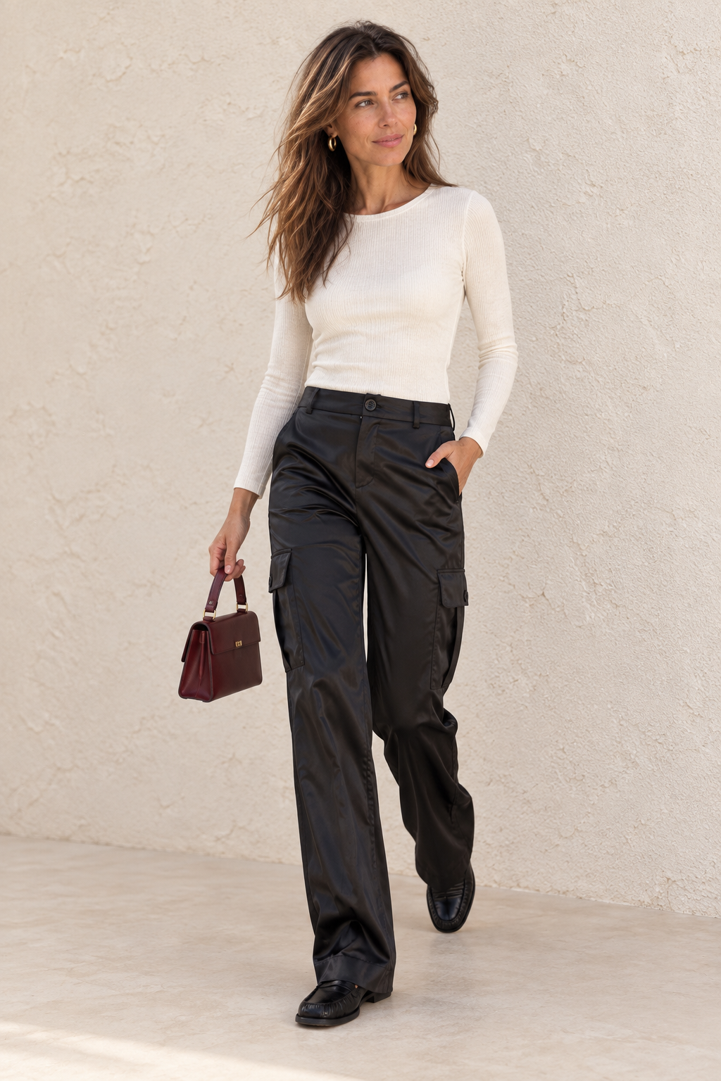 PANTALON SATINADO CARGO negro — modelo pose 2