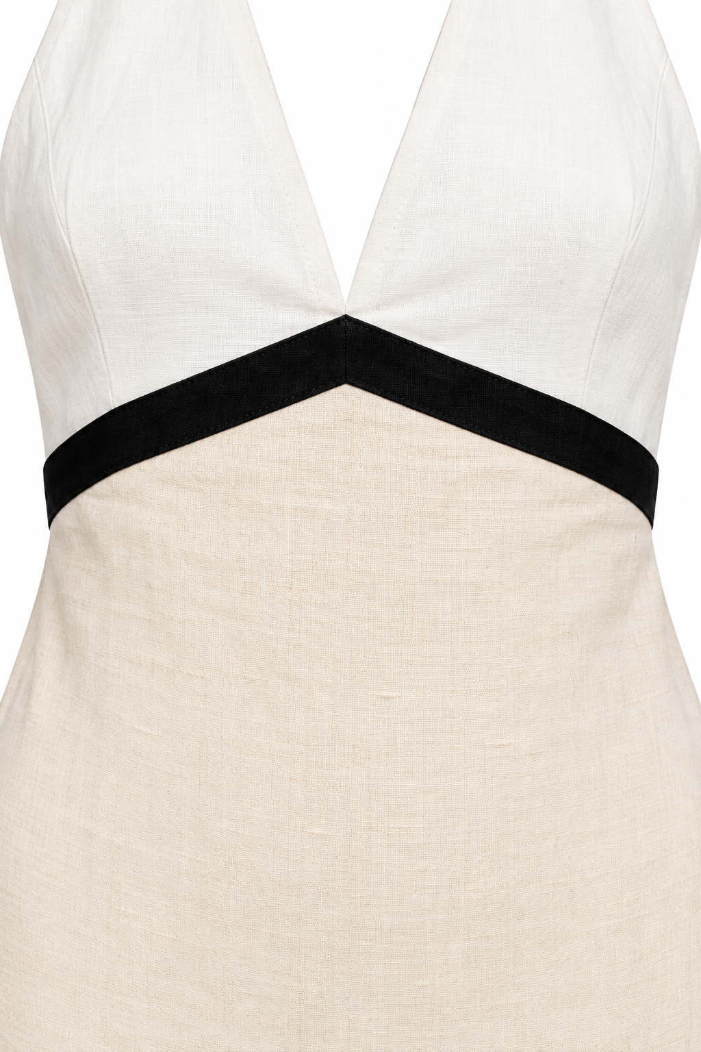 Detalle de la banda negra en pico, el cuerpo blanco y la textura del lino crema del vestido Lucia