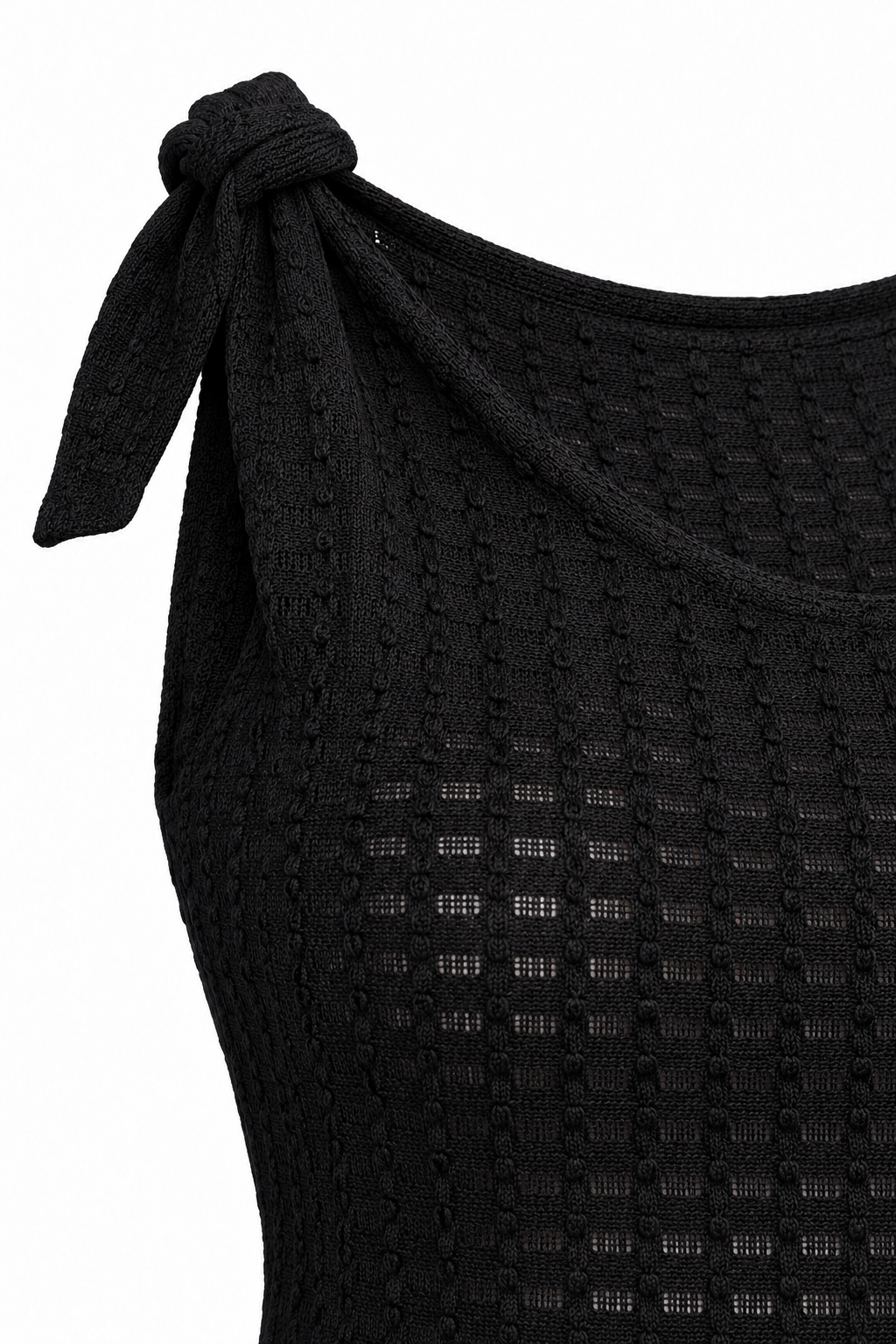 Detalle del lazo al hombro, el remate del escote y el punto calado negro del vestido Noemi