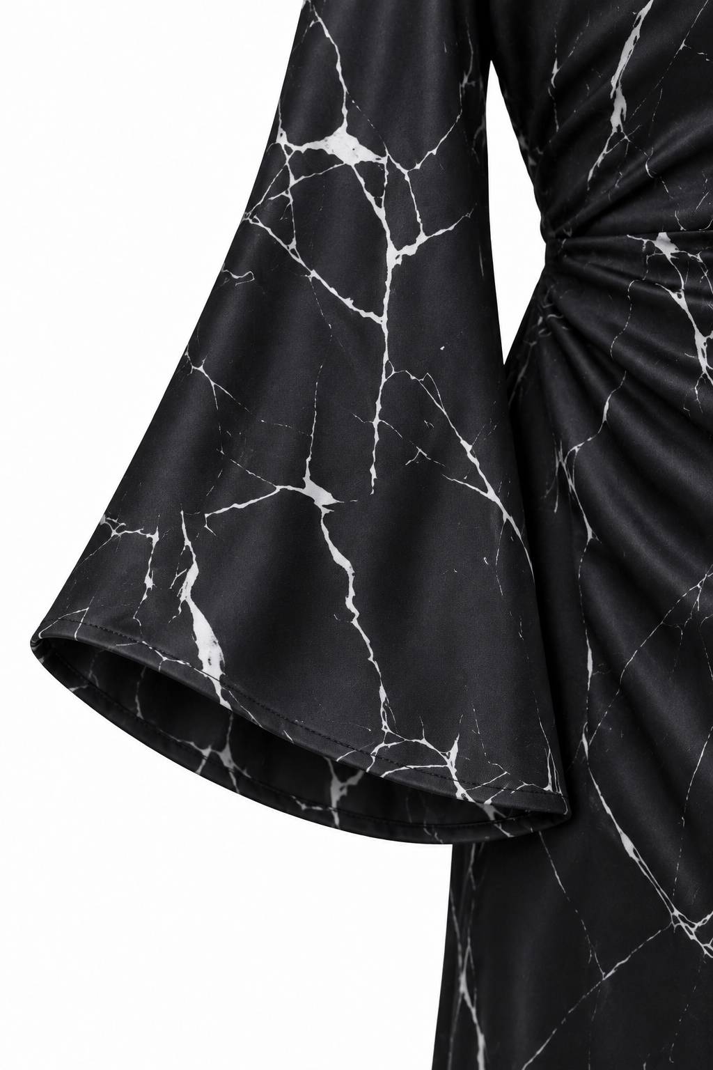 Detalle de la manga acampanada y del estampado marmoleado blanco sobre negro del vestido Viola
